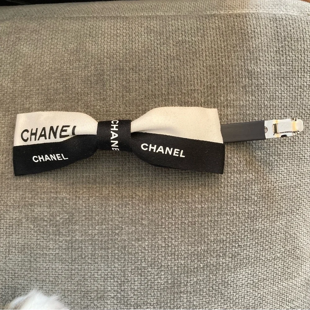 Authentic Chanel Gift Wrapping Ribbon on Barrette - Picture 12 of 16